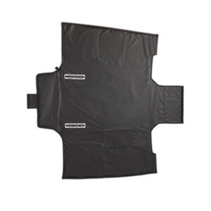 schwarze, quadratische Schutzhülle, die aus einem robusten, wasserabweisenden Material besteht. Die Hülle ist vollständig flach und hat an den Ecken kleine seitliche Laschen, die möglicherweise zur Befestigung oder zum Zuziehen der Hülle dienen. Auf der Oberfläche sind zwei weiße Logos oder Markierungen zu erkennen, die symmetrisch auf der linken und rechten Seite der Hülle platziert sind. Der Hintergrund ist weiß und hebt das Produkt deutlich hervor.