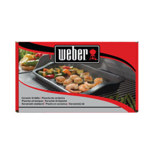 Die Verpackung einer keramischen Grillplatte von Weber. Auf der Verpackung ist die Grillplatte abgebildet, die mit gegrilltem Gemüse und Garnelen belegt ist. Die Grillplatte selbst hat einen rechteckigen, flachen Körper und wird auf einem Grillrost verwendet. Der Hintergrund zeigt verschiedene Zutaten und eine Grillumgebung. Das Weber-Logo befindet sich oben auf der Verpackung. Die Verpackung enthält Text in mehreren Sprachen, darunter auch „Keramik-Grillplatte“ in Deutsch.