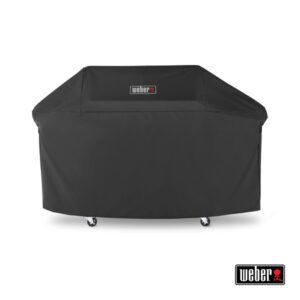 Eine schwarze Weber-Grillabdeckung, die einen Grill vollständig umhüllt und auf einem Gestell mit Rollen sitzt. Das Weber-Logo ist auf der Vorderseite sichtbar.