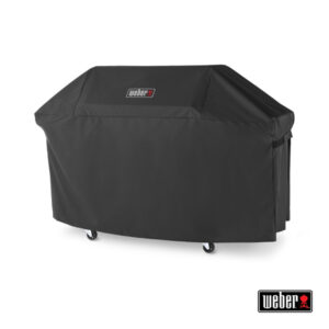 Eine schwarze Grillabdeckung für einen Weber-Grill, die den Grill vollständig umhüllt. Sie ist auf einem rollbaren Gestell angebracht, und das Weber-Logo ist deutlich sichtbar.