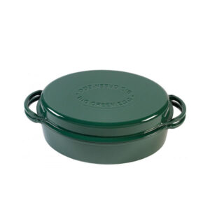 Grüner, ovaler Bräter mit Deckel und seitlichen Griffen. Der Deckel trägt die Prägung „BIG GREEN EGG“.
