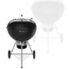 Ein schwarzer Weber Master-Touch Holzkohlegrill mit geschlossenem Deckel und silbernen Beinen steht vor einem verschwommenen, weißen Umriss eines ähnlichen Grills.
