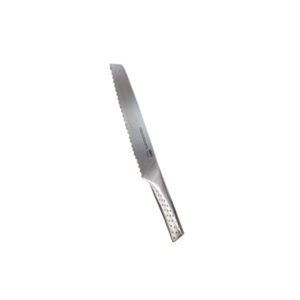 Silbernes Brotmesser mit Wellenschliff und gelochtem Griff auf weißem Grund.