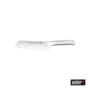 Ein Messer mit breiter Klinge und einem perforierten Edelstahlgriff. Auf der Klinge ist das Weber-Logo sichtbar. Das Messer hat eine moderne, schlichte Form mit einer glatten Oberfläche und ist für den Einsatz in der Küche geeignet.