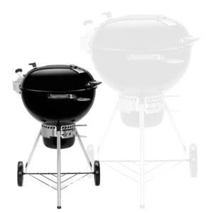 Ein schwarzer Weber-Kugelgrill mit Deckel und auf einem stabilen Stand. Der Grill ist auf drei Beinen mit zwei Rädern montiert. Der Hintergrund zeigt eine verblasste Version des Grills, was die Schärfe des vorderen Grills betont.
