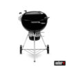 Schwarzer Weber Master-Touch GBS Premium Holzkohlegrill mit silbernen Beinen und Rädern.
