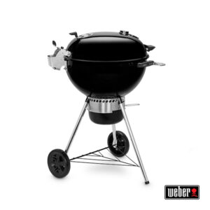 Ein schwarzer Kugelgrill von Weber auf einem stabilen Stand mit drei Beinen und zwei Rädern. Der Grill ist mit einem Deckel, einem Griff und einer Lüftungsöffnung ausgestattet. Der untere Teil des Grills zeigt eine Belüftungsöffnung für die Luftzirkulation.