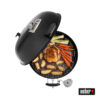 Ein Weber-Kugelgrill mit geöffnetem Deckel, auf dem gegrilltes Hähnchen, Karotten und Kartoffeln auf einem Grillrost zu sehen sind. Der Grill ist schwarz und verfügt über das Weber-Logo. Eine Temperaturanzeige ist an der Vorderseite sichtbar.