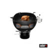 Ein geräucherter Truthahn in einem schwarzen Weber Master-Touch GBS Premium E-5775 Holzkohlegrill mit geöffnetem Deckel.