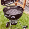 Schwarzer Weber Master-Touch GBS Premium E-5775 Holzkohlegrill mit Grillrosten und geöffnetem Deckel auf einer grünen Rasenfläche in Bregenz, Vorarlberg, Österreich.