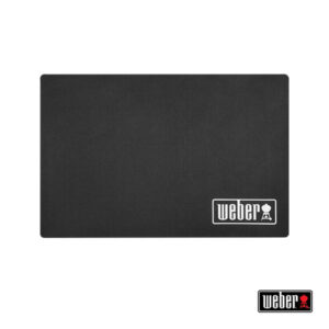 Eine schwarze Grillmatte von Weber, die flach auf einer Oberfläche liegt. Die Matte ist mit dem weißen Weber-Logo auf der unteren rechten Ecke versehen und bietet Schutz für Oberflächen oder kann als zusätzliche Grillunterlage verwendet werden.