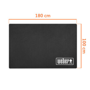 Eine schwarze Grillmatte von Weber mit den Abmessungen 180 cm x 100 cm. Die Matte liegt flach auf einer Oberfläche und ist mit dem weißen Weber-Logo in der unteren rechten Ecke versehen. Sie dient als Schutz für Unterflächen oder kann beim Grillen als zusätzliche Unterlage verwendet werden.