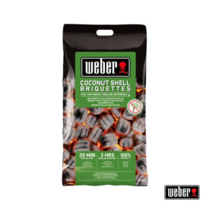 Eine 8-kg-Packung Weber Coconut Shell Briquettes mit Bild glühender Briketts. Auf der Vorderseite stehen Angaben zur Anzündzeit (20 Minuten), Grilldauer (3 Stunden) und 100 % natürlichen Inhaltsstoffen. Rechts ist ein Siegel abgebildet, das angibt, dass keine Bäume für die Herstellung gefällt wurden.