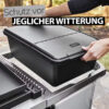 Schwarzer Weber Works Aufbewahrungsbehälter wird in einen silbernen Weber Grill eingesetzt. Der Text "Schutz vor JEGLICHER WITTERUNG" liegt über dem Behälter.