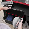 Ein schwarzer Weber Works Aufbewahrungsbehälter wird geöffnet, eine silberne Grillbürste wird hineingelegt, mit dem Text "Praktisch & KOMPAKT" überlagert.
