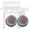 Zwei Grillregler von Weber, jeweils mit rotem Hebel und dem Weber-Logo in der Mitte. Die Regler haben eine schwarze Oberfläche mit einem glänzenden Metallrand und sind für den Einsatz an einem Gasgrill vorgesehen. Der Hintergrund zeigt teilweise den Grill, aber die Regler stehen im Vordergrund und sind deutlich erkennbar.