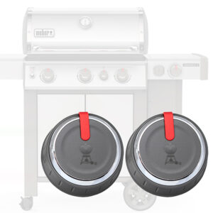 Zwei Grillregler von Weber, jeweils mit rotem Hebel und dem Weber-Logo in der Mitte. Die Regler haben eine schwarze Oberfläche mit einem glänzenden Metallrand und sind für den Einsatz an einem Gasgrill vorgesehen. Der Hintergrund zeigt teilweise den Grill, aber die Regler stehen im Vordergrund und sind deutlich erkennbar.