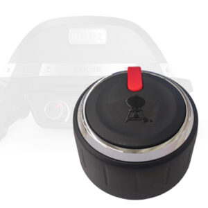 Ein schwarzer, matter Weber Drehknopf mit Chromring und roter Markierung. Im Hintergrund ist ein verschwommener Umriss eines Weber Pulse Elektrogrills zu sehen, bei dem der Drehknopf zu den Bedienelementen gehört.