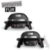 Zwei schwarze Weber Pulse 2000 Elektrogrills sind übereinander angeordnet, mit dem Text "passend FÜR" über dem oberen Grill.