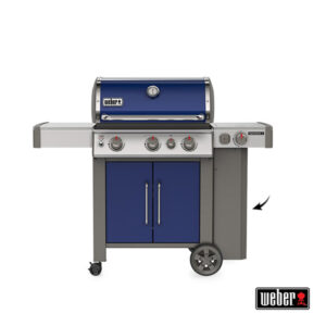 Ein Weber-Gasgrill mit blauem Deckel, vier Drehreglern und zwei Unterschranktüren. Rechts am Grill ist ein graues Seitenteil mit Pfeil markiert. Unten rechts ist das Weber-Logo zu sehen.