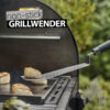 Eine silberne, flexible Weber Grillspachtel wendet Jakobsmuscheln auf einem Grillrost, mit dem Text "non-stick GRILLWENDER" überlagert.
