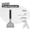 Eine Produktinformationstafel zeigt einen silberfarbenen Weber Grillplatten-Schaber aus Edelstahl mit einem schwarzen, rutschfesten und handlichen Griff. Er ist spülmaschinenfest und wiegt ca. 290 g. Über dem Produktbild steht "Details ZUM PRODUKT". Rechts unten ist eine stilisierte graue Flamme abgebildet. Im Hintergrund ist der verschwommene Umriss einer hellen Grillplatte zu sehen.