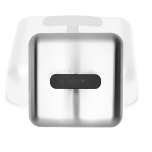 Ein quadratischer Basting Dome aus Edelstahl mit schwarzem Griff, auf dem das Weber-Logo eingeprägt ist. Im Hintergrund ist derselbe Dome leicht transparent zu sehen.