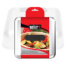Ein verpackter Basting Dome der Marke Weber mit rotem Etikett und Produktabbildung, auf dem gegrilltes Gemüse in einer Schale zu sehen ist. Die Verpackung hat einen schwarzen Griff und einen Aufhänger oben.