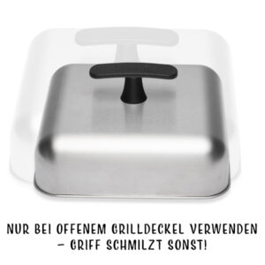 Ein quadratischer Basting Dome aus Edelstahl mit schwarzem Kunststoffgriff. Darunter steht in schwarzer Schrift: „Nur bei offenem Grilldeckel verwenden – Griff schmilzt sonst!“