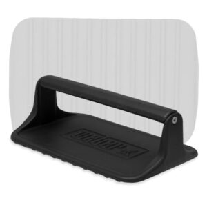 Eine schwarze Weber Gusseisen-Grillpress mit einem ergonomischen Griff. Im Hintergrund ist ein verschwommener, heller Untergrund mit vertikalen Streifen zu sehen.