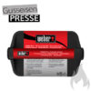 Eine schwarze Weber Gusseisen-Grillpress liegt in ihrer Verpackung. Die Verpackung ist rot und schwarz und trägt das Weber-Logo sowie die Produktbezeichnung in verschiedenen Sprachen: "Griddle Press", "Prensa para plancha", "Presse pour plancha", "Grillplattenpresse", "Stekbords press", und "Pressa per piastra". Über dem Produktbild steht "Gusseisen PRESSE". Rechts unten ist eine stilisierte graue Flamme abgebildet.