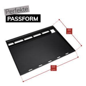 Eine schwarze Grillplatte mit rechteckiger Form und mehreren Schlitzen an den Rändern. Daneben sind die Maße 68 cm Breite und 48 cm Tiefe eingezeichnet. Oben links steht der Text „Perfekte Passform“.