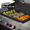 Ein geöffneter Gasgrill mit drei Drehreglern und einer Grillplatte, auf der geschnittene Karotten, gewürzte Fleischstücke und halbierte Pak-Choi-Gemüse gegrillt werden. Auf dem Grilldeckel steht der Text „Gesamte Grillfläche“.