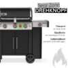 Ein schwarzer Gasgrill der Marke Weber mit vier silbernen Drehreglern und einem roten Regler in der Mitte, der grün markiert ist. Rechts im Bild steht der Text „Sear Zone Drehknopf“ sowie Informationen zur Passform, Qualität und Langlebigkeit. Unten rechts ist ein stilisiertes Flammensymbol zu sehen.