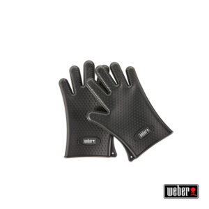 Zwei schwarze Grillhandschuhe aus Gummi mit strukturierter Oberfläche und dem Weber-Logo auf der Handfläche. Die Handschuhe sind nebeneinander abgebildet, wobei der rechte Handschuh leicht versetzt ist.