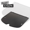 Eine schwarze Grillplatte aus Gusseisen mit abgeschrägten Ecken und mehreren Öffnungen, dargestellt vor einer transparent angedeuteten Verpackungsform. Oben links steht der Text „Guss-EISEN“.