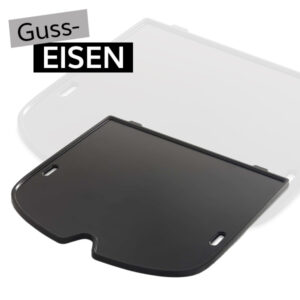 Eine schwarze Grillplatte aus Gusseisen mit abgeschrägten Ecken und mehreren Öffnungen, dargestellt vor einer transparent angedeuteten Verpackungsform. Oben links steht der Text „Guss-EISEN“.