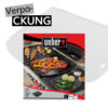 Verpackung eines Weber-Grillzubehörs mit Bild eines Grills, auf dem Gemüse und Spieße auf einer Grillplatte zubereitet werden. Oben ist das Weber-Logo zu sehen. Im Hintergrund ist eine transparente Kunststoffverpackung angedeutet. Links oben steht der Text „Verpa-CKUNG“.