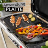 Weber Traveler Grill mit Spießen, Limettenhälften und Gemüse auf der Grillplatte, mit dem Text "Anwendung PLATTE" überlagert.