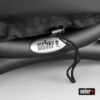 Detailaufnahme einer schwarzen Weber Grillabdeckung mit einem ovalen, silbernen Weber-Logo und einem schwarzen Kordelzug mit Stopper.