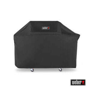 Schwarze Schutzhülle für einen Weber-Grill, die auf einem weißen Hintergrund abgebildet ist. Die Hülle ist mit einem Weber-Logo versehen und umfasst den gesamten Grill. Sie ist mit vier Rollen ausgestattet, die das Bewegen des Grills erleichtern.