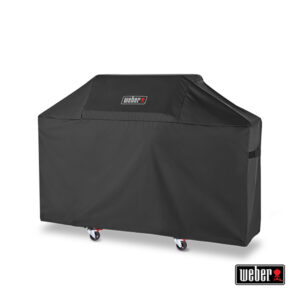 Schwarze Schutzhülle für einen Weber-Grill, sichtbar auf einem weißen Hintergrund. Die Hülle ist passgenau und schützend, mit einem markanten Weber-Logo auf der Vorderseite. Sie ist mit vier Rollen ausgestattet, die das Bewegen des Grills erleichtern.