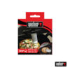 Verpackung der Weber Q Grill 'n Go Light, die eine Lampe zeigt, die an einem Grill befestigt ist und eine Pizza beleuchtet.