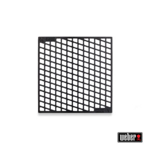 Ein quadratisches Grillgitter von Weber mit einem rautenförmigen Muster. Das Gitter ist aus robustem schwarzem Material gefertigt und eignet sich für eine gleichmäßige Wärmeverteilung beim Grillen.