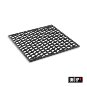 Ein quadratisches Grillgitter von Weber, das aus robustem schwarzem Material gefertigt ist. Es besitzt eine gleichmäßige Anordnung von rechteckigen Maschen, die eine effiziente Wärmeverteilung während des Grillens ermöglichen.