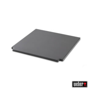 Ein graues quadratisches Grillstein-Element mit abgerundeten Ecken und einer kleinen Aussparung an der unteren linken Ecke.