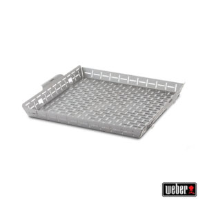 Ein rechteckiger Grillkorb aus Edelstahl mit einem durchgehenden Muster, ideal für das Grillen von kleinen und empfindlichen Lebensmitteln wie Gemüse oder Meeresfrüchten. Der Korb ist mit praktischen Griffen ausgestattet.