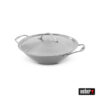 Ein Edelstahl-Wok von Weber mit einem Deckel und zwei seitlichen Griffen. Der Wok hat eine flache, breite Form und eignet sich für das Grillen von Lebensmitteln. Der Deckel ist gut passgenau und hilft beim Garen.
