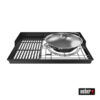 Weber Crafted Wok mit Deckel und Dampfeinsatz auf einem Grillrost.