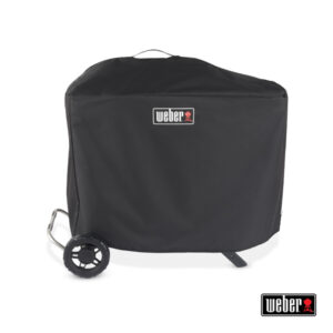 Ein Gasgrill ist vollständig mit einer schwarzen Schutzhülle mit Weber-Logo abgedeckt. Der Grill steht auf zwei Rädern und hat einen Handgriff auf der linken Seite. Unten rechts ist erneut das Weber-Logo abgebildet.